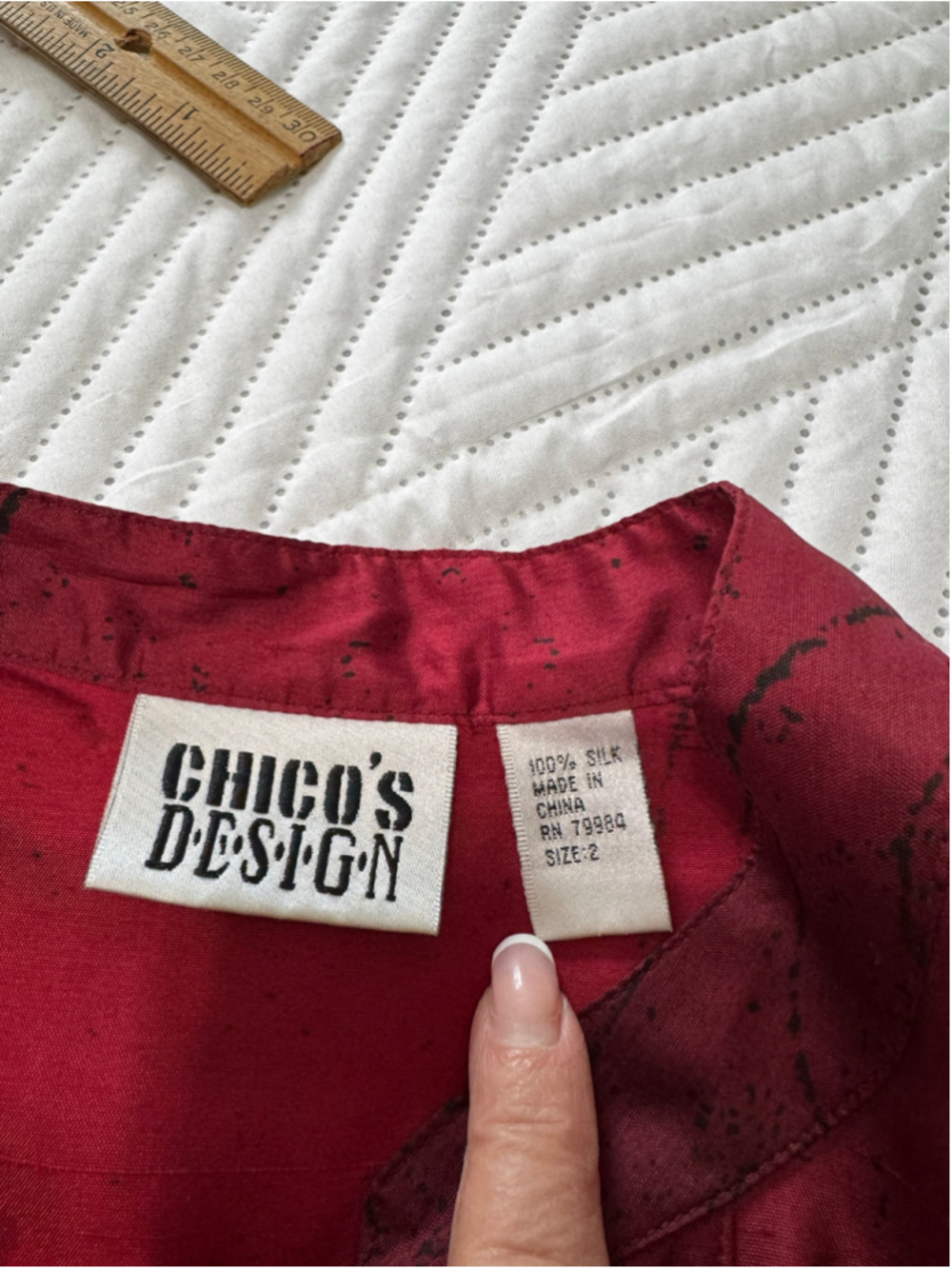 Women's Chico's 100% Silk Blouse Red Black Size M - Picture 4 of 5